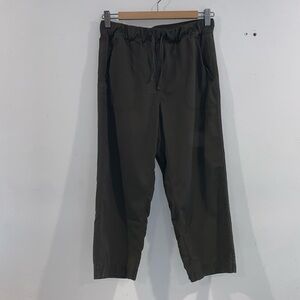 LULULEMON CAPRIS  PANTS SIZE 6 21.5’ olive green